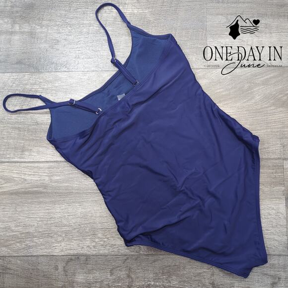 Adisputent Moderate One Piece Swimsuit Size M - Picture 4 of 4